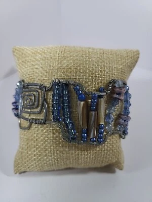 Brazalete hecho a mano estilo boho envuelto en peltre concha de alambre y cama púrpura. Foto 1 de 4