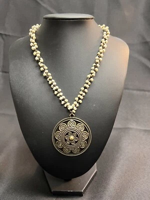 复古 COOKIE LEE 黄铜吊坠白色丙烯酸串珠项链 — 第 1/4 张图片