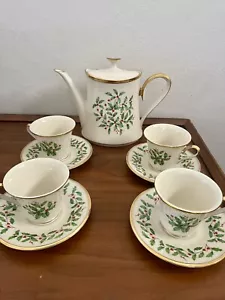 LENOX DIMENSIÓN NAVIDEÑA CAFETERA Y 4 TAZAS PLATILLOS - Imagen 1 de 3