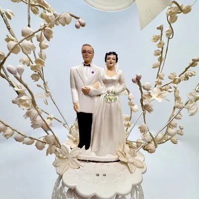 Decoración de pastel de boda 1952 de colección novia y novio boda-campana-flores pintadas a mano Foto 1 de 4