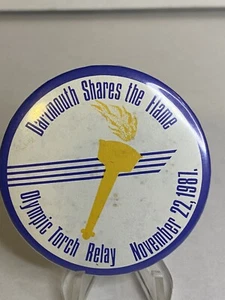 1981 Dartmouth Shares The Flame, Olympic Torch Relay Pin Button 2.25” - Bild 1 von 2