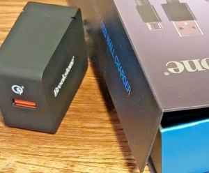 Smartphone Charger, 6 ft USB Cable, Sturdy Travel Box; Brookstone - Photo 1 sur 2