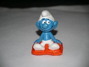 PEYO FIGURINE SCHTROUMPF SUR TAPIS VOLANT ORANGE - Imagen 1 de 3