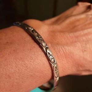 Vintage Taxco Mexico Solid Sterling Silver stars Bangle Bracelet heavy .6 oz - Picture 1 of 5