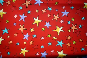 ESTRELLAS MULTICOLORES SOBRE ROJO DE LORALIE - TELA 100% ALGODÓN - Imagen 1 de 4