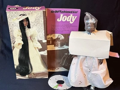 Muñeca niña Jody negra ideal 1975 con soporte de atuendo afroamericana Foto 1 de 4