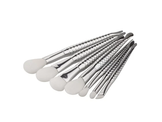 JUEGO DE 7 PIEZAS LA SANTE: BROCHAS DE MAQUILLAJE DE DISEÑO - PLATEADAS Foto 1 de 4