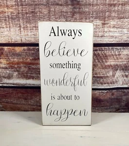 Letrero de madera pintado a mano de Always Believe Something Wonder Is To - Imagen 1 de 4