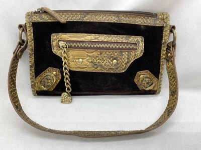 XOXO Marrón Terciopelo Terciopelo Cocodrilo Repujado Pequeño Cartera Tachonado Corazón Dije Foto 1 de 4