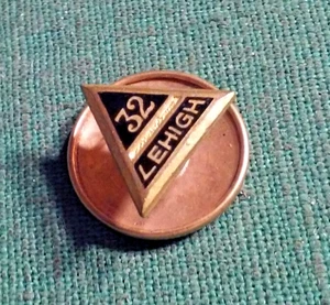 VINTAGE Tiny MASONIC LAPEL SCREW BACK PIN Stud 32 DEGREE SCOTTISH RITE LEHIGH - Picture 1 of 3