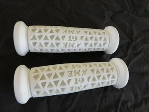 GENUINE GT HANDLEBAR GRIPS WHITE BMX PERFORMER WORLD TOUR PRO FREESTYLE NOS - Picture 1 of 4