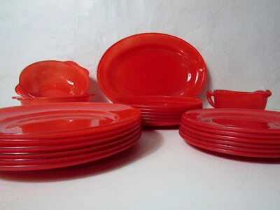 assiettes service rouge PYREX Vintage - Photo 1/4