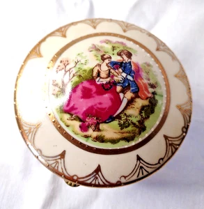 Vintage handbemalt umwerbendes Paar dreifüßig aufklappbar Porzellan Schmuckschatulle - Bild 1 von 10