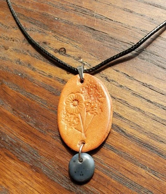 Hermoso colgante de cuero floral hecho a mano y collar colgante azul boho único  Foto 1 de 4