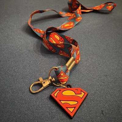 DC Comics SUPERMAN Cordón Cuello Correa Llavero Identificación Insignia Soporte Negro Escudo Foto 1 de 3