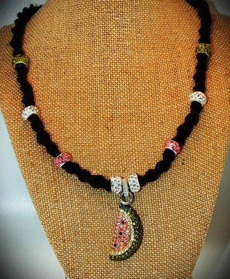 Adorable rebanada de sandía de diamantes de imitación en una cadena de cáñamo negro hecha a mano de 21" Foto 1 de 4