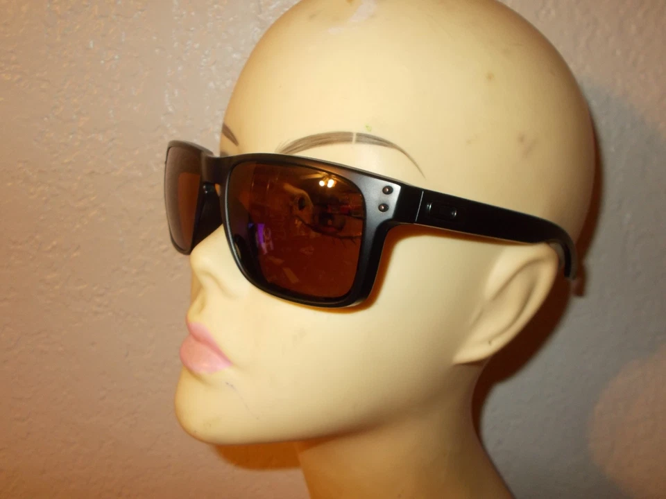 Gafas de sol Oakley Holbrook OO9102-D755 marco negro mate marrón polarizadas Prizm Foto 1 de 4