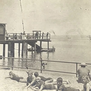 Adultos en muelle y niños pequeños en la playa c1915 - vista estéreo de viaje única en su clase - Imagen 1 de 2
