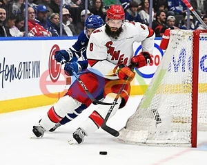Foto de hockey de la NHL Brent Burns defendiendo el disco Carolina Hurricanes 8x10 - Imagen 1 de 1