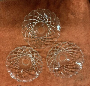Juego de tres 3 candelabros antiguos de cristal a juego - Imagen 1 de 2