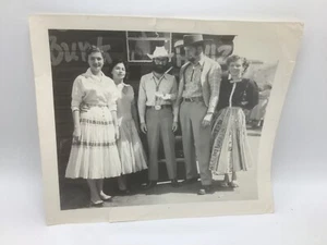 Foto vintage de 8x10”” BW-hombres guapos, mujeres bonitas-vaquero rodeo-años 50’s - Imagen 1 de 2