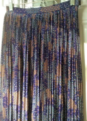 Mini falda forrada plisada floral azul marino, melocotón, verde azulado y blanco sedoso - Envío gratuito. Foto 1 de 4