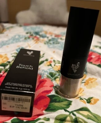 Younique Touch hehold SPF acabado polvo luz Foto 1 de 2