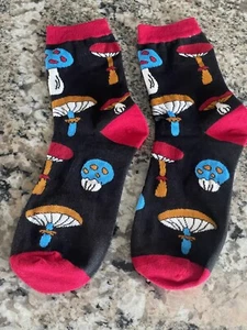 Mushroom Black/Red socks US Size Men 7-12 BRAND NEW! unisex men/women kids - Picture 1 of 3