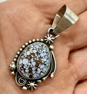 Ciondolo turchese Navajo Golden Hills sterling firmato D Benally 9,6 g patina - Foto 1 di 6