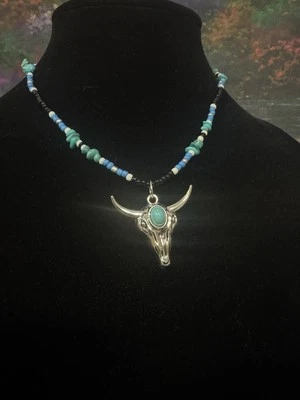 Hermosa gargantilla occidental hecha a mano, calavera de toro Foto 1 de 3