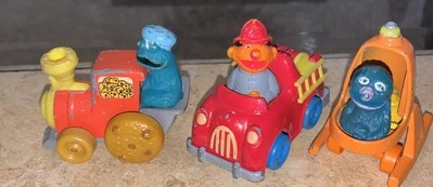 3 VNT CALLE SÉSAMO Die Cast Car Muppets Hasbro 1981 Grover Cookie Monster Ernie Foto 1 de 4