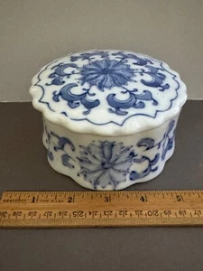 BLUE & WHITE ASIAN FLOWER LEAF ROUND SCALLOPED EDGE TRINKET JEWELRY BOX VTG - Picture 1 of 6