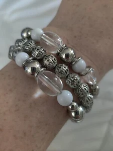 Pulsera de tres piezas de cuentas plateadas y blancas para mujer - nueva - Imagen 1 de 5
