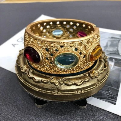Brazalete estilo palacio vintage chapado en oro hueco tallado vidrio piedras preciosas brazalete Foto 1 de 4