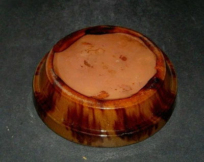 Tazón para servir de vajilla roja poco profunda temprano (1835-1865) gres esmalte de manganeso Foto 1 de 4