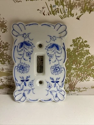 Cubierta de interruptor de luz de porcelana de una sola placa vintage azul blanco floral Kelvin’s L958 Foto 1 de 3