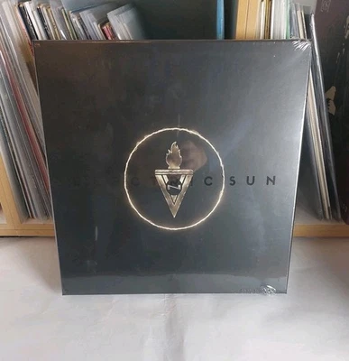 VNV Nation- Electric Sun Box-Set/ CD, DO-LP, exkl. 12", 3D Metall-Logo / Neu OVP - Bild 1 von 4