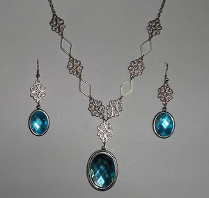 LACY FILIGRAN VIKTORIANISCHER STIL TÜRKIS OVAL KRISTALL DUNKEL SILBER PL HALSKETTE SET - Bild 1 von 1