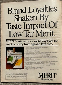 Anuncio/póster impreso vintage Merit Kings & 100's Cigarettes 1978 hombre bar cueva arte años 70 - Imagen 1 de 1