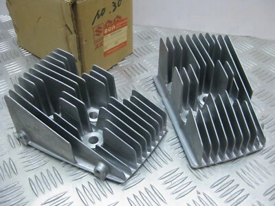 SUZUKI GT250 1973-1974, НОВАЯ ОРИГИНАЛЬНАЯ ГОЛОВКА БЛОКА ЦИЛИНДРОВ LH+RH 11111-18620/11121-18620 - Изображение 1 из 4