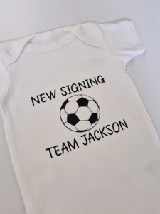 Bebé Fútbol Bebé Crece-Divertido Bebé Crece-Personalizado-Nuevo Equipo de Firma Cualquier Nombre - Imagen 1 de 15