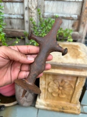 Daga de hierro macizo hecha a mano antigua del norte de la India del siglo XVIII mango de empuñadura Foto 1 de 4