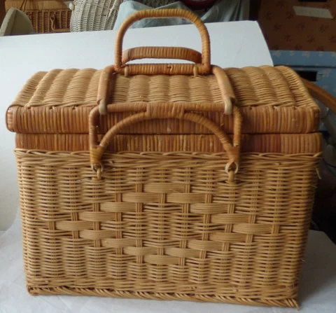 Vintage Wicker Sewing or Picnic Basket, very nice!!  P4446 Cover