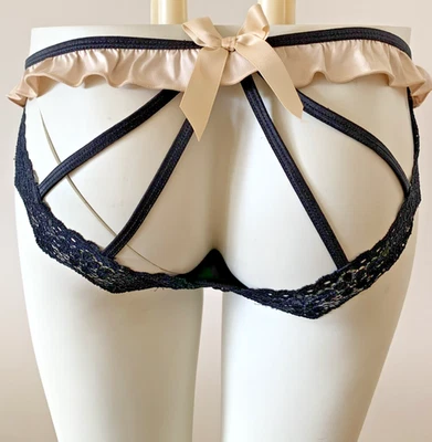 Bragas recortadas Ann Summers negras desnudas íntimas sexy de encaje con volantes XXX Foto 1 de 4