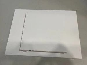 MacBook Air 15 pollici 2024 M3 / 16 GB RAM / 512 GB SSD / 10-Core GPU - Foto 1 di 3