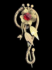 Viktorianische antike goldfarbene Brosche geprägtes Metall Blume roter Stein Anstecknadel Verschluss - Bild 1 von 18