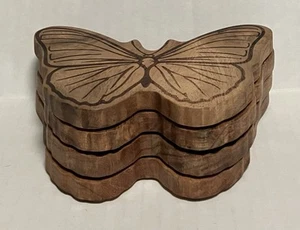 Sottobicchieri in legno inciso a farfalla 5,375 x 4,25 marrone set di 4 usati in ottime condizioni - Foto 1 di 5