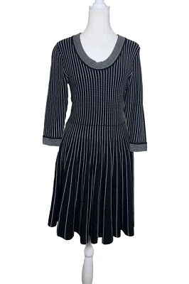 Vestido Suéter Wendy Williams Negro Blanco Rayas Medio Cuello Redondo Corto Acampanado Foto 1 de 4