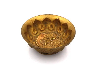 Cuenco chino de flores de loto dorado de bronce Foto 1 de 4