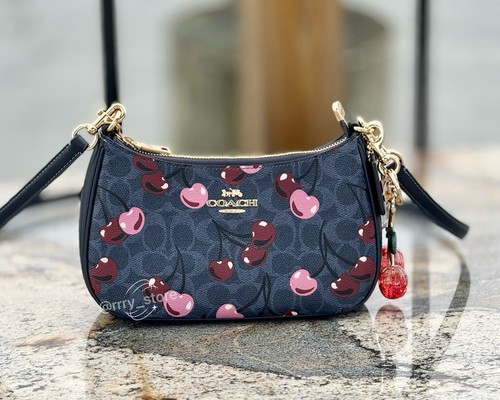 Borsa a tracolla Coach Teri in tela firmata stampa ciliegia CY694 & ciondolo borsa